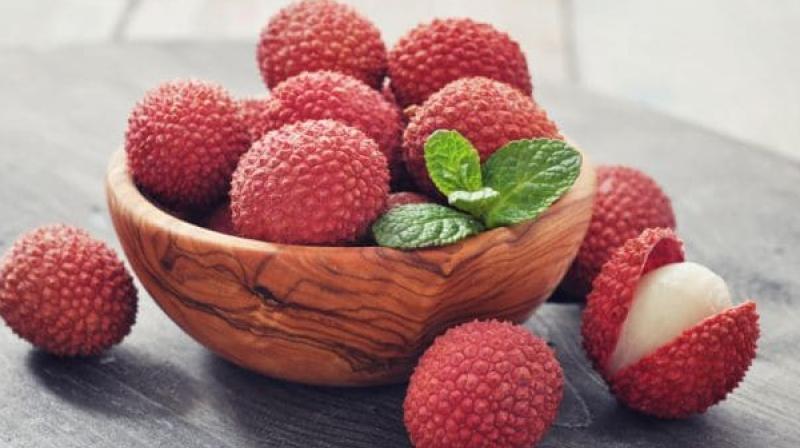 Lychee helps in controlling blood pressure