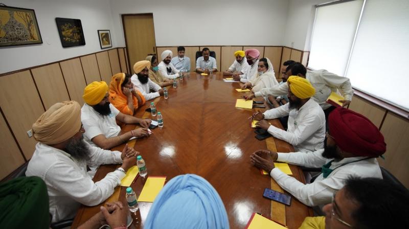 Kejriwal holds discussions with Punjab MLAs to make Punjab prosperous Kejriwal holds discussions with Punjab MLAs to make Punjab prosperous