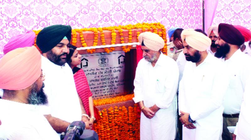 Tript Rajinder Singh Bajwa introducing development works With Others