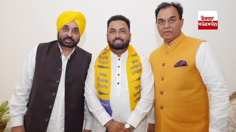 ਮੁੱਖ ਮੰਤਰੀ ਭਗਵੰਤ ਮਾਨ ਕਾਂਗਰਸ ਆਗੂਆਂ ਨੂੰ ਪਾਰਟੀ ਵਿੱਚ ਸ਼ਾਮਲ ਕਰਦੇ ਹੋਏ ਮੁੱਖ ਮੰਤਰੀ ਭਗਵੰਤ ਮਾਨ ਕਾਂਗਰਸ ਆਗੂਆਂ ਨੂੰ ਪਾਰਟੀ ਵਿੱਚ ਸ਼ਾਮਲ ਕਰਦੇ ਹੋਏ
