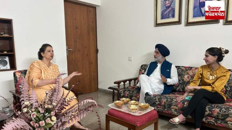 ਅੰਮ੍ਰਿਤਸਰ ਤੋਂ ਭਾਜਪਾ ਦੇ ਸੀਨੀਅਰ ਆਗੂ ਤਰਨਜੀਤ ਸਿੰਘ ਸੰਧੂ ਦੇ ਗ੍ਰਹਿ ਵਿਖੇ ਡਾ. ਨਵਜੋਤ ਕੌਰ ਸਿੱਧੂ ਗੱਲਬਾਤ ਕਰਦੇ ਹੋਏ ਅੰਮ੍ਰਿਤਸਰ ਤੋਂ ਭਾਜਪਾ ਦੇ ਸੀਨੀਅਰ ਆਗੂ ਤਰਨਜੀਤ ਸਿੰਘ ਸੰਧੂ ਦੇ ਗ੍ਰਹਿ ਵਿਖੇ ਡਾ. ਨਵਜੋਤ ਕੌਰ ਸਿੱਧੂ ਗੱਲਬਾਤ ਕਰਦੇ ਹੋਏ