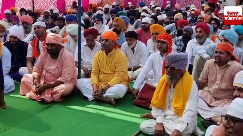 Pilibhit Sikh family: 150 people returned home, Sikhs converted to Christianity Pilibhit Sikh family: 150 people returned home, Sikhs converted to Christianity