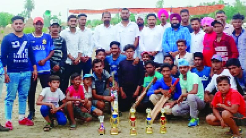 Ramneet Singh Gill, Ram Nath and others With the winning team in Baliewal