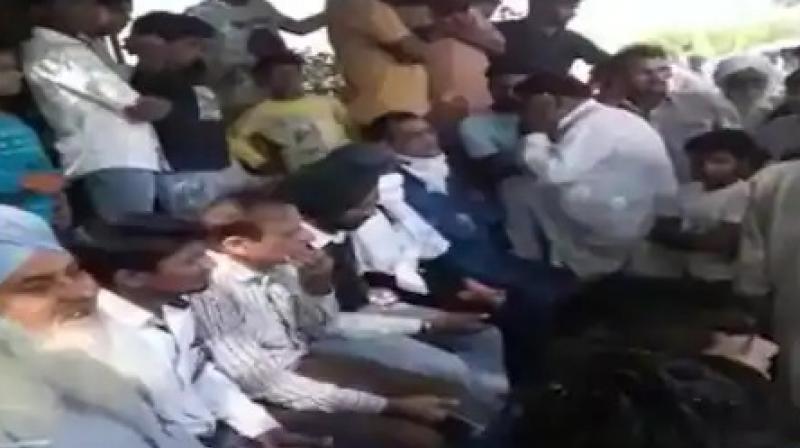 Farmers held hostage of agriculture department team for surveying Stubble Farmers held hostage of agriculture department team for surveying Stubble