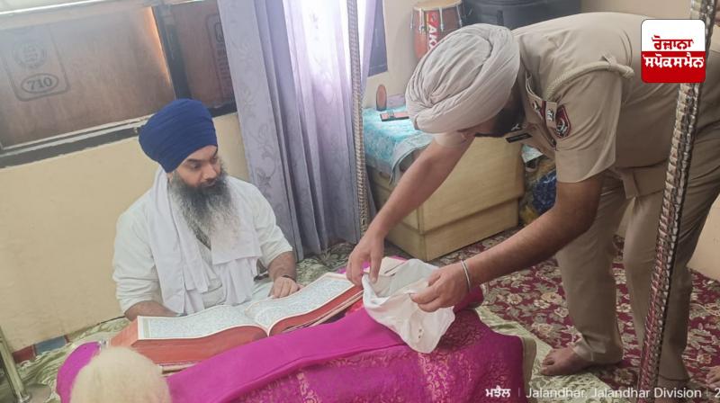 Desecration of Sri Guru Granth Sahib Ji in the Garha area of Jalandhar, police are questioning the suspects. Desecration of Sri Guru Granth Sahib Ji in the Garha area of Jalandhar, police are questioning the suspects.