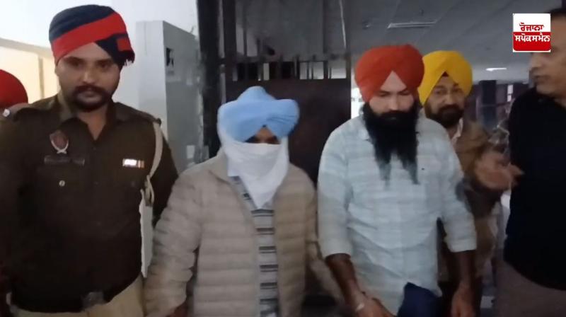 The vigilance department caught the Tehsildar red-handed while taking bribe The vigilance department caught the Tehsildar red-handed while taking bribe