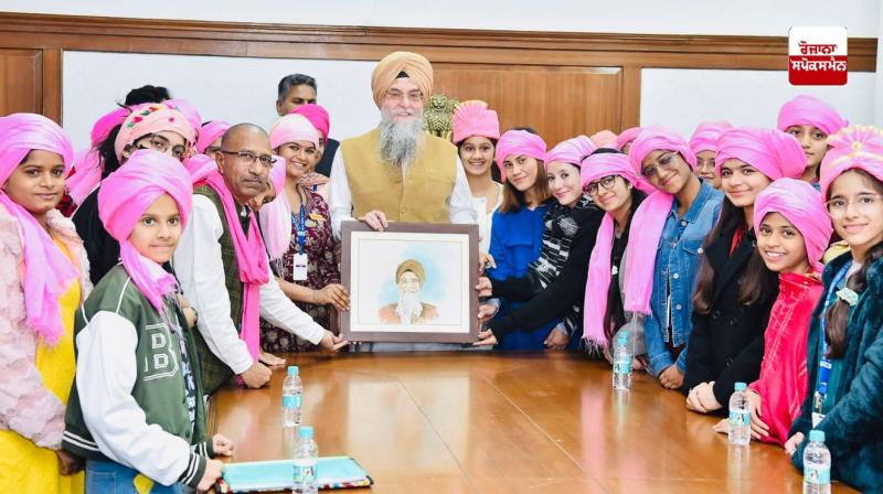 Speaker Sandhawan encouraged the school and college girls who came to visit the Punjab Vidhan Sabha to succeed in life and become good citizens. Speaker Sandhawan encouraged the school and college girls who came to visit the Punjab Vidhan Sabha to succeed in life and become good citizens.