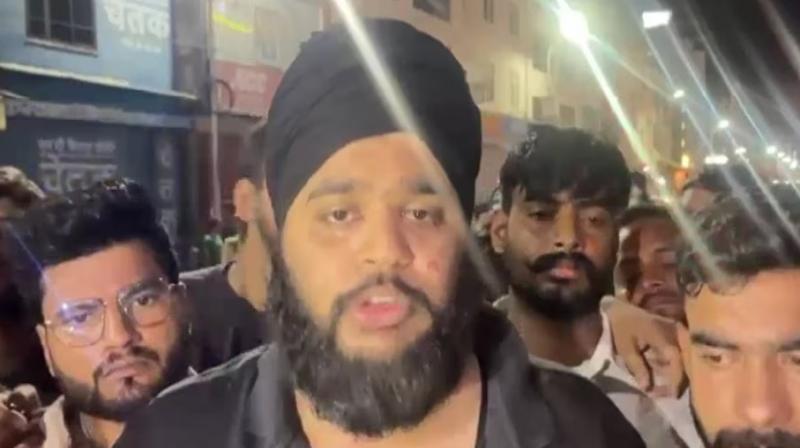 ਸਿੱਖ ਨੌਜਵਾਨ ਜਾਣਕਾਰੀ ਦਿੰਦਾ ਹੋਇਆ ਸਿੱਖ ਨੌਜਵਾਨ ਜਾਣਕਾਰੀ ਦਿੰਦਾ ਹੋਇਆ