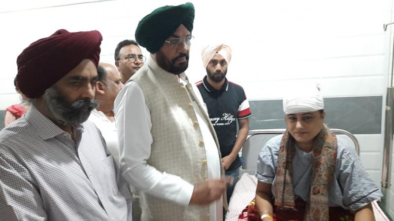 ਮੰਤਰੀ ਕੁਲਦੀਪ ਸਿੰਘ ਧਾਲੀਵਾਲ SHO ਅਮਨਜੋਤ ਕੌਰ ਦਾ ਹਸਪਤਾਲ ’ਚ ਹਾਲ ਚਾਲ ਪੁੱਛਦੇ ਹੋਏ ਮੰਤਰੀ ਕੁਲਦੀਪ ਸਿੰਘ ਧਾਲੀਵਾਲ SHO ਅਮਨਜੋਤ ਕੌਰ ਦਾ ਹਸਪਤਾਲ ’ਚ ਹਾਲ ਚਾਲ ਪੁੱਛਦੇ ਹੋਏ