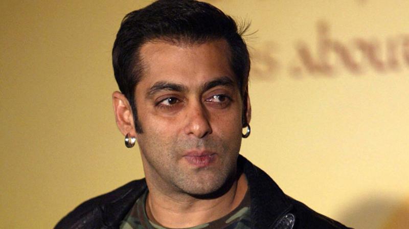 Salman khans ex bodyguard goes berserk in up cops tame him using ropes fishing net 