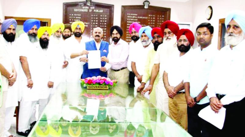 Sukhpal Singh Khaira and other leaders giving a memorandum to the Governor