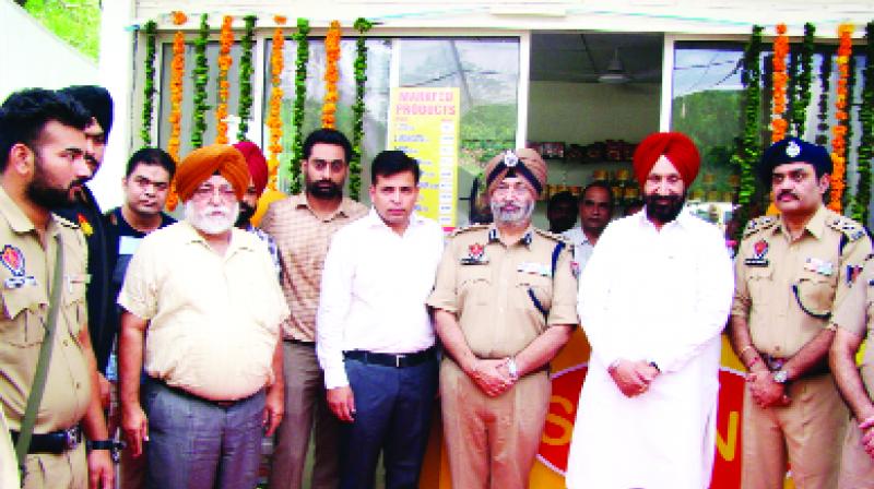 Sukhjinder Singh Randhawa with Police officer Sukhjinder Singh Randhawa with Police officer