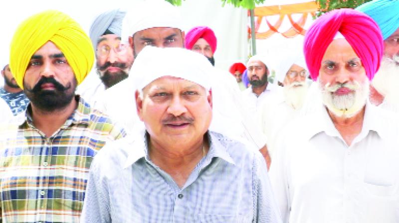 Talking to journalists, Brahm Mohindra and others. Talking to journalists, Brahm Mohindra and others.