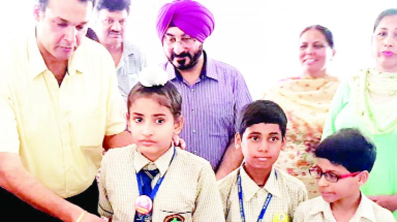 While giving students Albendazole tablets, Manpreet Boney Sandhu and Dr. Sangeeta Jain While giving students Albendazole tablets, Manpreet Boney Sandhu and Dr. Sangeeta Jain