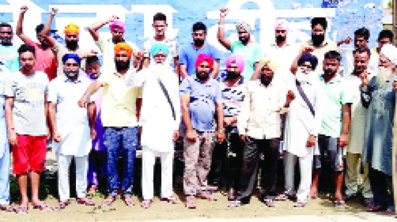 AAP volunteers Shouting Slogans