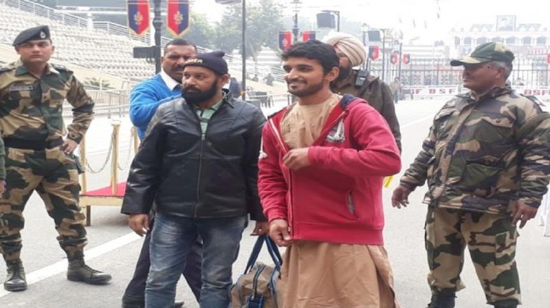 Pak man who crossed border to see Shah Rukh release Pak man who crossed border to see Shah Rukh release