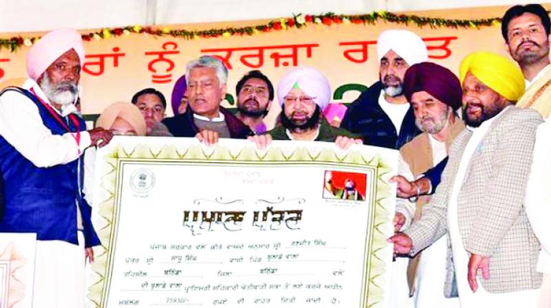 Loan relief certificate given to farmer by Captain Amarinder Singh and others Loan relief certificate given to farmer by Captain Amarinder Singh and others