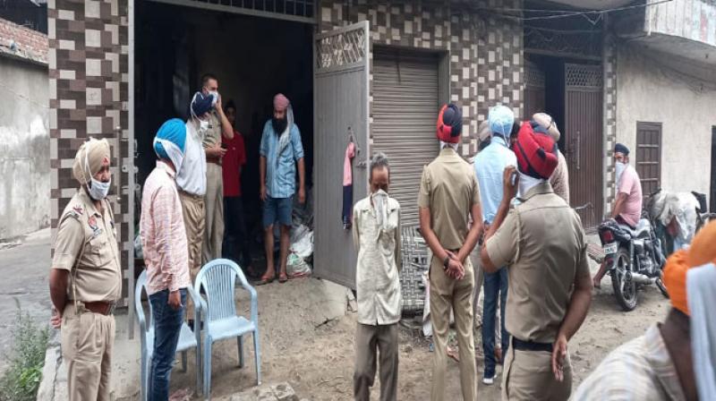 Men looted Rs 35,000 at gunpoint Men looted Rs 35,000 at gunpoint