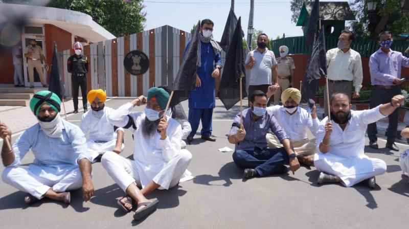 AAP observes ‘Black Day’ by protesting in front of Punjab Governor's residence