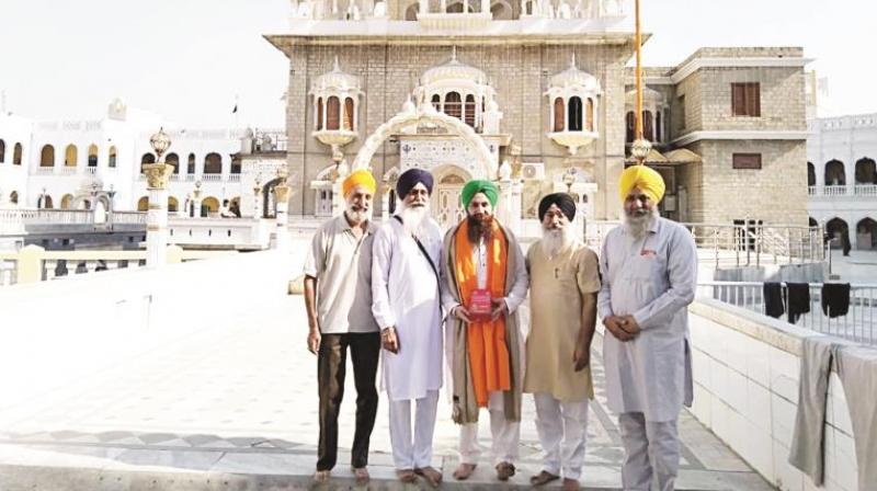 Baba Gurpal Singh meets with the leaders of Sikh pilgrims