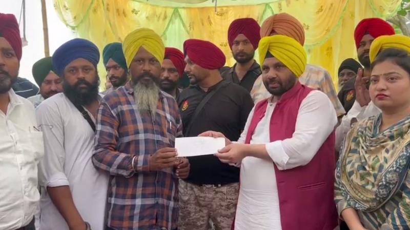 ਕੈਬਨਿਟ ਮੰਤਰੀ ਹਰਭਜਨ ਸਿੰਘ ਈਟੀਓ ਜੰਡਿਆਲਾ ਗੁਰੂ ਹਲਕੇ ਦੇ ਲੋੜਵੰਦ ਪਰਿਵਾਰਾਂ ਨੂੰ ਮਕਾਨ ਪੱਕੇ ਕਰਨ ਲਈ ਚੈੱਕ ਵੰਡਦੇ ਹੋਏ ਕੈਬਨਿਟ ਮੰਤਰੀ ਹਰਭਜਨ ਸਿੰਘ ਈਟੀਓ ਜੰਡਿਆਲਾ ਗੁਰੂ ਹਲਕੇ ਦੇ ਲੋੜਵੰਦ ਪਰਿਵਾਰਾਂ ਨੂੰ ਮਕਾਨ ਪੱਕੇ ਕਰਨ ਲਈ ਚੈੱਕ ਵੰਡਦੇ ਹੋਏ