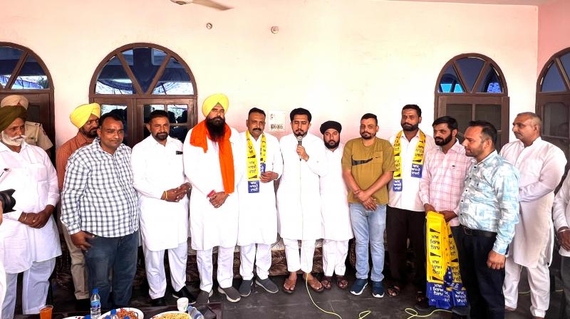 Big blow to Congress and Akali Dal! Many current sarpanch and block committee members joined AAP Big blow to Congress and Akali Dal! Many current sarpanch and block committee members joined AAP