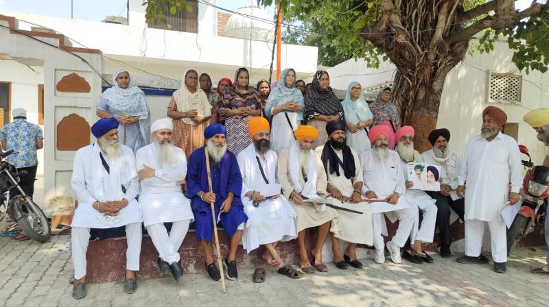 ਜੇਥਬੰਦੀਆਂ ਮਾਮਲੇ ਦੀ ਜਾਣਕਾਰੀ ਦਿੰਦੀਆਂ ਹੋਈਆਂ ਜੇਥਬੰਦੀਆਂ ਮਾਮਲੇ ਦੀ ਜਾਣਕਾਰੀ ਦਿੰਦੀਆਂ ਹੋਈਆਂ