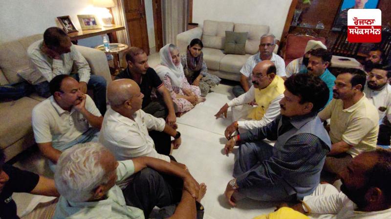 Mohinder Bhagat met the family of martyred Lieutenant Colonel Bhanu Pratap Mankotia. Mohinder Bhagat met the family of martyred Lieutenant Colonel Bhanu Pratap Mankotia.