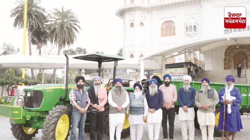 ਗੁਰਦੁਆਰਾ ਸਿੰਘ ਸ਼ਹੀਦਾਂ ਸੋਹਾਣਾ 'ਚ ਦਾਨੀ ਸੱਜਣ ਵੱਲੋਂ ਡੀਅਰ 5210 ਟਰੈਕਟਰ ਅਤੇ ਹਾਈਡਰੋਲਿਕ ਟਰਾਲੀ ਭੇਟ ਗੁਰਦੁਆਰਾ ਸਿੰਘ ਸ਼ਹੀਦਾਂ ਸੋਹਾਣਾ 'ਚ ਦਾਨੀ ਸੱਜਣ ਵੱਲੋਂ ਡੀਅਰ 5210 ਟਰੈਕਟਰ ਅਤੇ ਹਾਈਡਰੋਲਿਕ ਟਰਾਲੀ ਭੇਟ