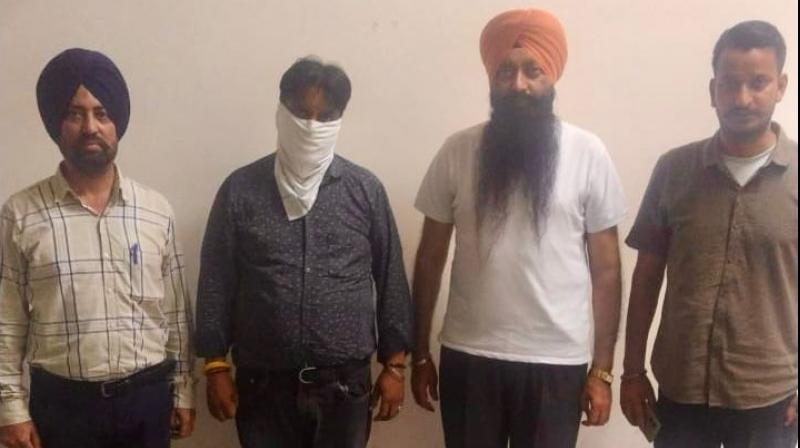 Amritsar News : 50,000 ਰੁਪਏ ਰਿਸ਼ਵਤ ਲੈਂਦਾ ਰਿਕਵਰੀ ਏਜੰਟ ਵਿਜੀਲੈਂਸ ਬਿਊਰੋ ਨੇ ਕੀਤਾ ਗ੍ਰਿਫ਼ਤਾਰ Amritsar News : 50,000 ਰੁਪਏ ਰਿਸ਼ਵਤ ਲੈਂਦਾ ਰਿਕਵਰੀ ਏਜੰਟ ਵਿਜੀਲੈਂਸ ਬਿਊਰੋ ਨੇ ਕੀਤਾ ਗ੍ਰਿਫ਼ਤਾਰ