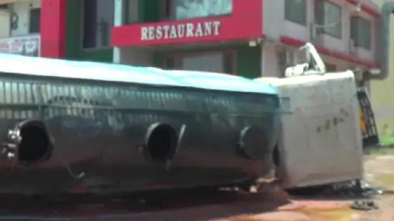 Tanker full of oil overturned on Jalandhar Pathankot National Highway News Tanker full of oil overturned on Jalandhar Pathankot National Highway News
