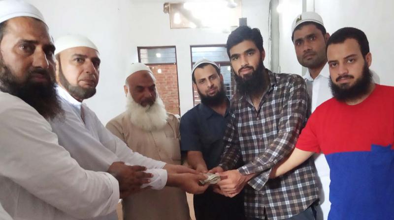 Financial help of Kashmiri students by Sikh-Muslim delegation Financial help of Kashmiri students by Sikh-Muslim delegation