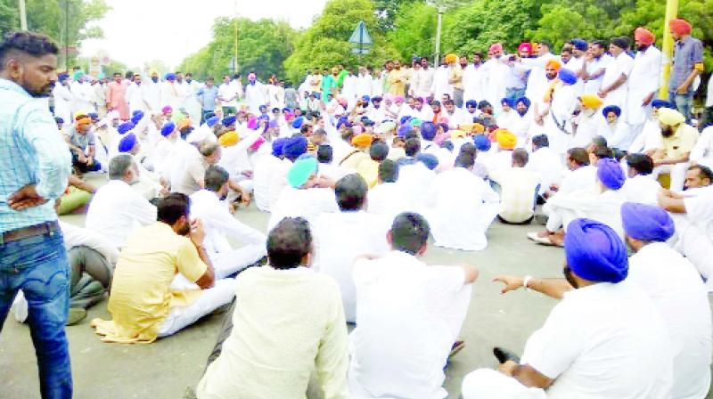 Panthic leaders put Dharna in front of Akali leader Hari Singh Zira's House Panthic leaders put Dharna in front of Akali leader Hari Singh Zira's House