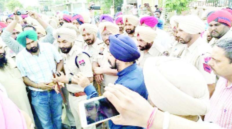 While talking to the Congressmen, Deputy Commissioner and SSP Moga While talking to the Congressmen, Deputy Commissioner and SSP Moga