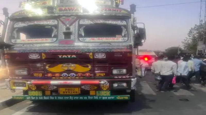 Truck hit motorcycle, 3 children died Truck hit motorcycle, 3 children died