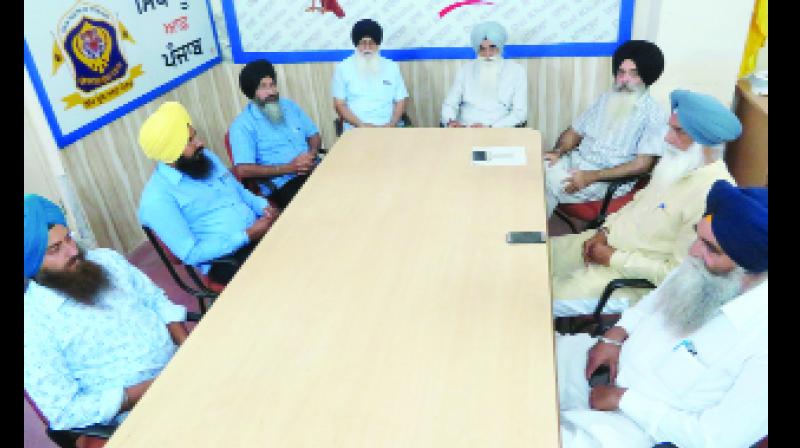 ਦਲ ਖ਼ਾਲਸਾ ਦੇ ਆਗੂ ਪ੍ਰਧਾਨ ਹਰਪਾਲ ਸਿੰਘ ਚੀਮਾ, ਹਰਚਰਨਜੀਤ ਸਿੰਘ ਧਾਮੀ, ਅਮਰੀਕ ਸਿੰਘ ਈਸੜੂ ਆਦਿ ਬੈਠੇ ਦਿਖਾਈ ਦਿੰਦੇ ਹੋਏ। ਦਲ ਖ਼ਾਲਸਾ ਦੇ ਆਗੂ ਪ੍ਰਧਾਨ ਹਰਪਾਲ ਸਿੰਘ ਚੀਮਾ, ਹਰਚਰਨਜੀਤ ਸਿੰਘ ਧਾਮੀ, ਅਮਰੀਕ ਸਿੰਘ ਈਸੜੂ ਆਦਿ ਬੈਠੇ ਦਿਖਾਈ ਦਿੰਦੇ ਹੋਏ।