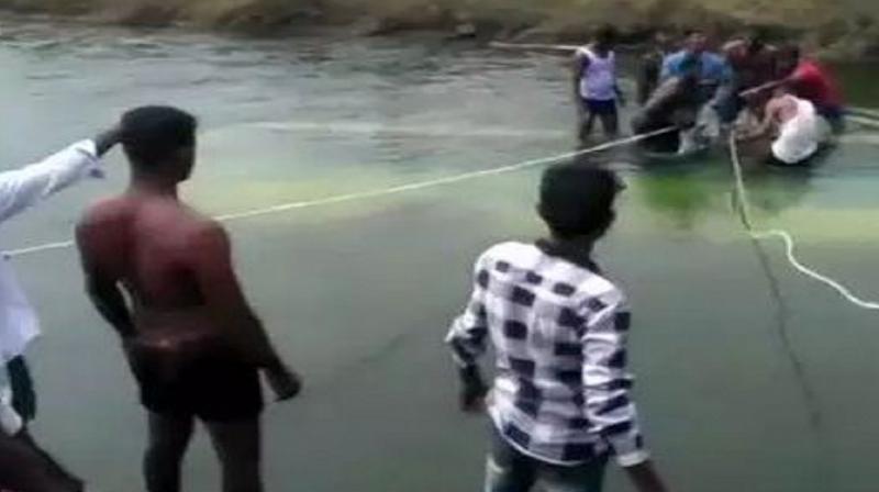 The locals rushed to rescue the passengers The locals rushed to rescue the passengers