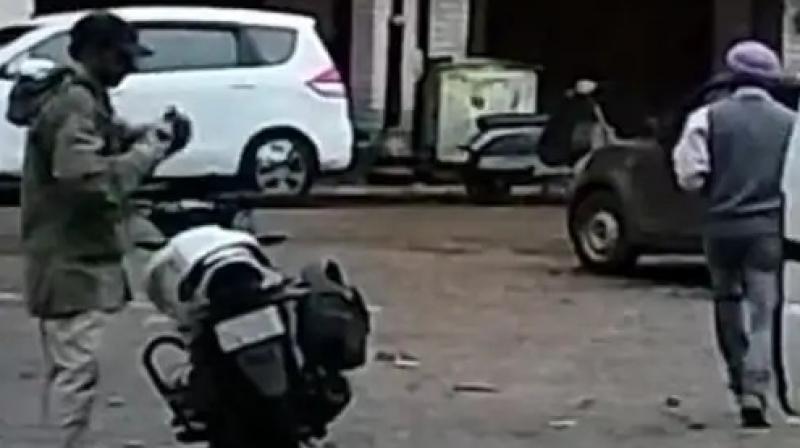 A video of a police officer stealing oil from a PCR bike went viral