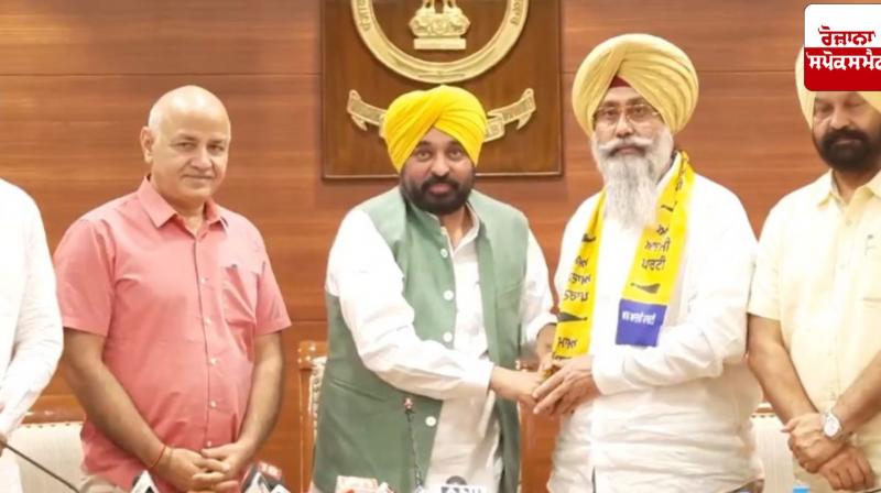CM Bhagwant Mann joins Harmeet Singh Sandhu in AAP CM Bhagwant Mann joins Harmeet Singh Sandhu in AAP