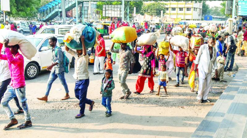 Attack on north Indians in Gujarat, 20,000 people flee from the state? Attack on north Indians in Gujarat, 20,000 people flee from the state?