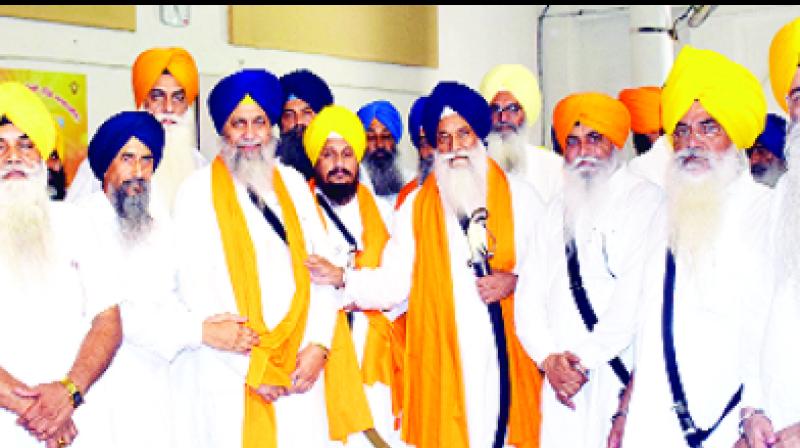 Giani Gurbachan Singh, Bhai Gobind Singh Longowal with Others