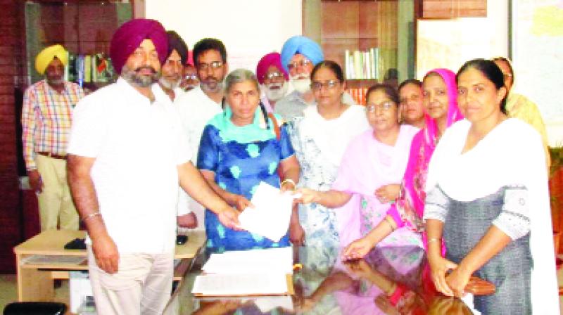 Anganwari Workers giving Memorandum Anganwari Workers giving Memorandum