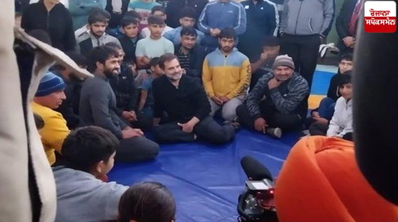 Rahul Gandhi interacted with wrestlers including Bajrang Punia News in punjabi Rahul Gandhi interacted with wrestlers including Bajrang Punia News in punjabi