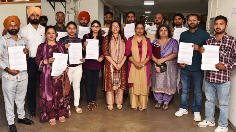 Dr. Baljit Kaur handed over appointment letters to 11 clerks in the Social Security Department Dr. Baljit Kaur handed over appointment letters to 11 clerks in the Social Security Department