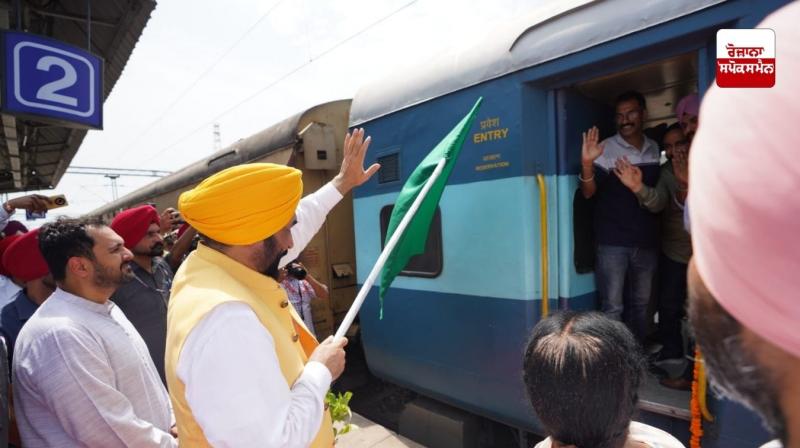 CM ਮਾਨ ਨੇ ਸ੍ਰੀ ਨਾਂਦੇੜ ਸਾਹਿਬ ਲਈ 500 ਮਹਿਲਾ ਸਰਪੰਚਾਂ ਤੇ ਪੰਚਾਂ ਦੇ ਪਹਿਲੇ ਵਫ਼ਦ ਨੂੰ ਲਿਜਾ ਰਹੀ ਟ੍ਰੇਨ ਨੂੰ ਝੰਡੀ ਵਿਖਾ ਕੇ ਰਵਾਨਾ ਕੀਤਾ CM ਮਾਨ ਨੇ ਸ੍ਰੀ ਨਾਂਦੇੜ ਸਾਹਿਬ ਲਈ 500 ਮਹਿਲਾ ਸਰਪੰਚਾਂ ਤੇ ਪੰਚਾਂ ਦੇ ਪਹਿਲੇ ਵਫ਼ਦ ਨੂੰ ਲਿਜਾ ਰਹੀ ਟ੍ਰੇਨ ਨੂੰ ਝੰਡੀ ਵਿਖਾ ਕੇ ਰਵਾਨਾ ਕੀਤਾ