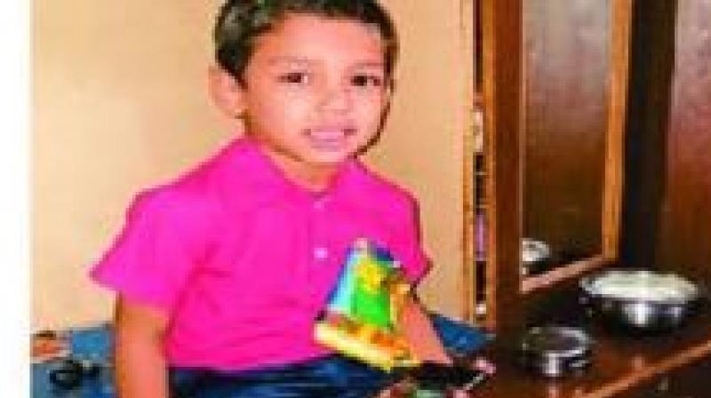 Iinnocent Fell From 25 Feet Rickshaw Driver Came as Angel Iinnocent Fell From 25 Feet Rickshaw Driver Came as Angel