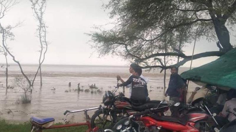 boat sinking in ganga