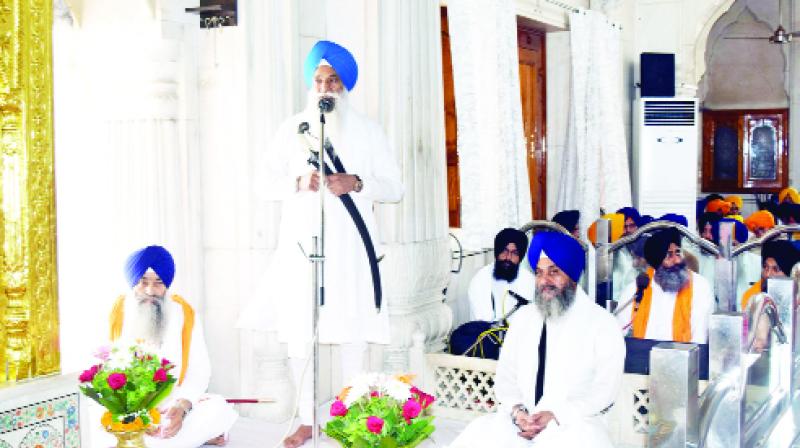 Gurbachan Singh Addressing the Sangat Gurbachan Singh Addressing the Sangat
