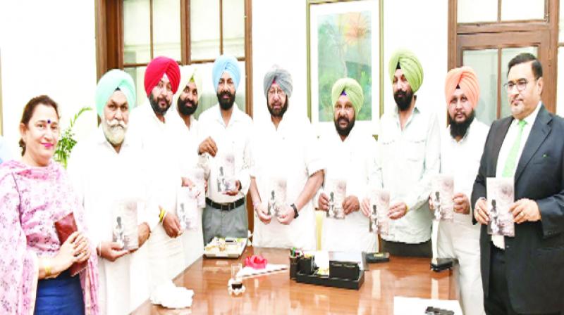 Captain Amarinder Singh and other Congress leaders who Released the Book
