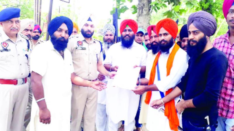 Bhai Daler Singh Dod and other Giving Memorandum to District Police Chief 